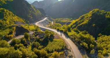 Punimet në rrugën e Arbrit/ Devijohet qarkullimi në rrugën e vjetër Tiranë-Peshkopi