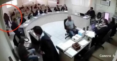 “Kjo është për babin”, momenti tronditës kur i biri qëllon me armë vrasësin në gjykatë