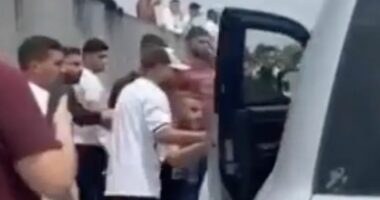 VIDEO/ Sulmohet me gurë automjeti i ambasadorit gjerman gjatë vizitës në Bregun Perëndimor