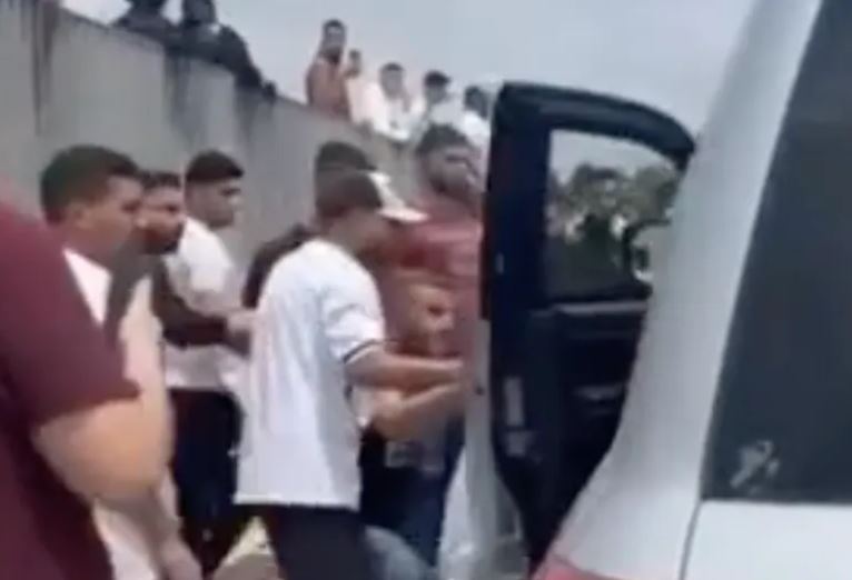 VIDEO/ Sulmohet me gurë automjeti i ambasadorit gjerman gjatë vizitës në Bregun Perëndimor