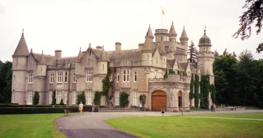 Kështjella Balmoral hapet për publikun për herë të parë, vendim historik i familjes mbretërore