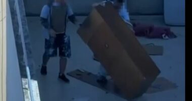 VIDEO/ Dy të rinj në Durrës hedhin mobilie nga ballkoni, rrezikojnë jetën e banorëve. Reagon Balla: Turp!