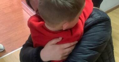 FOTOLAJM/ Përqafimi i nënës me 3-vjeçarin e rrëmbyer prej një jave nga gjyshërit