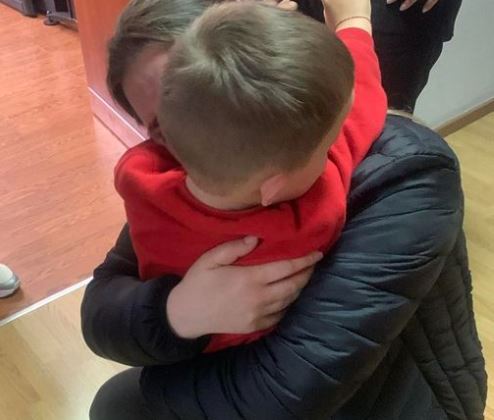 FOTOLAJM/ Përqafimi i nënës me 3-vjeçarin e rrëmbyer prej një jave nga gjyshërit