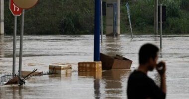 VIDEO/ Reshje rekord dhe erëra të forta në jug të Kinës, evakuohen rreth 2 mijë qytetarë