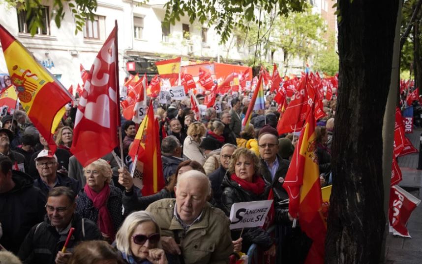 Protesta në Madrid kundër dorëheqjes së kryeministrit Pedro Sanchez