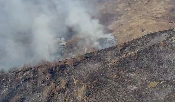 VIDEO/ Vatra e zjarrit ende aktive në fshatin Niçë, digjet një sipërfaqe e madhe me bimësi