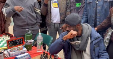 Burri nigerian synon të luajë shah për 60 orë rresht, qëllimi rekordi Guinnes