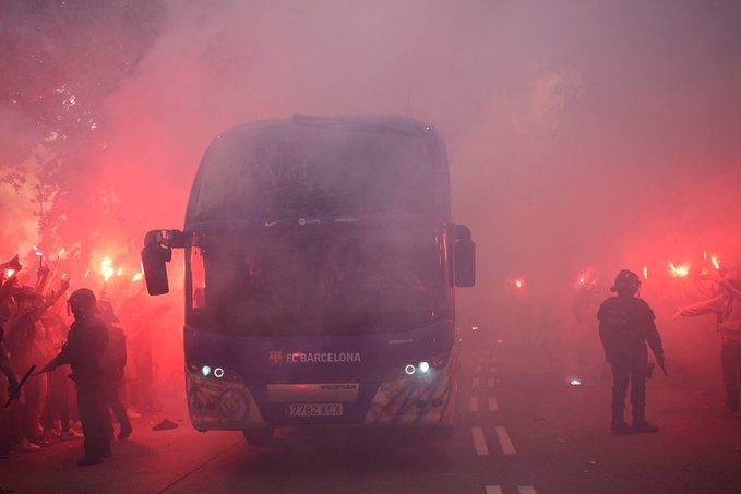 Tifozët e Barcelonës godasin me gurë dhe sende të forta autobusin e ekipit të tyre, e ngatërrojnë me atë të PSG-së