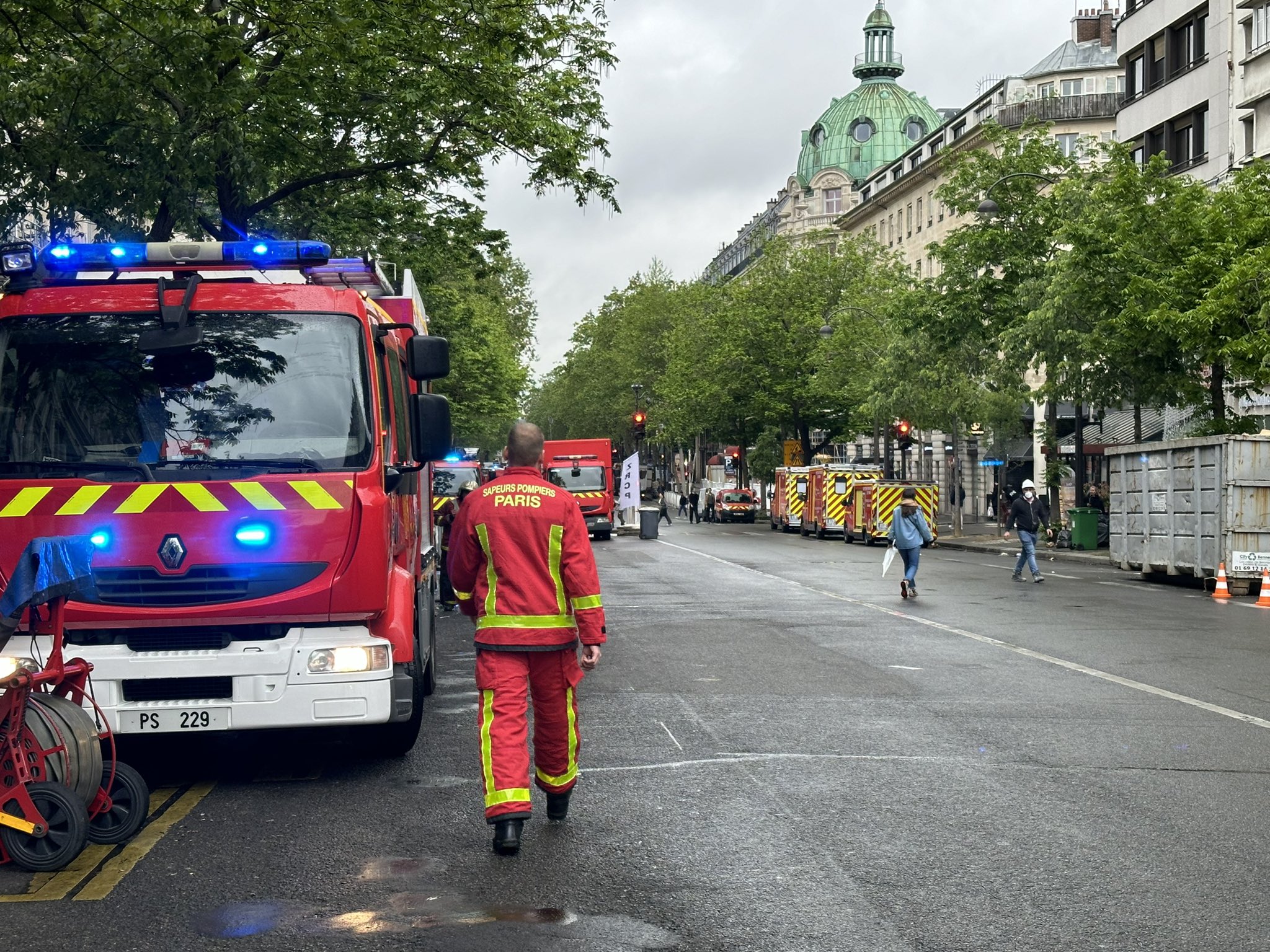 Ndërtesa përfshihet në flakë në Paris, tre persona humbin jetën