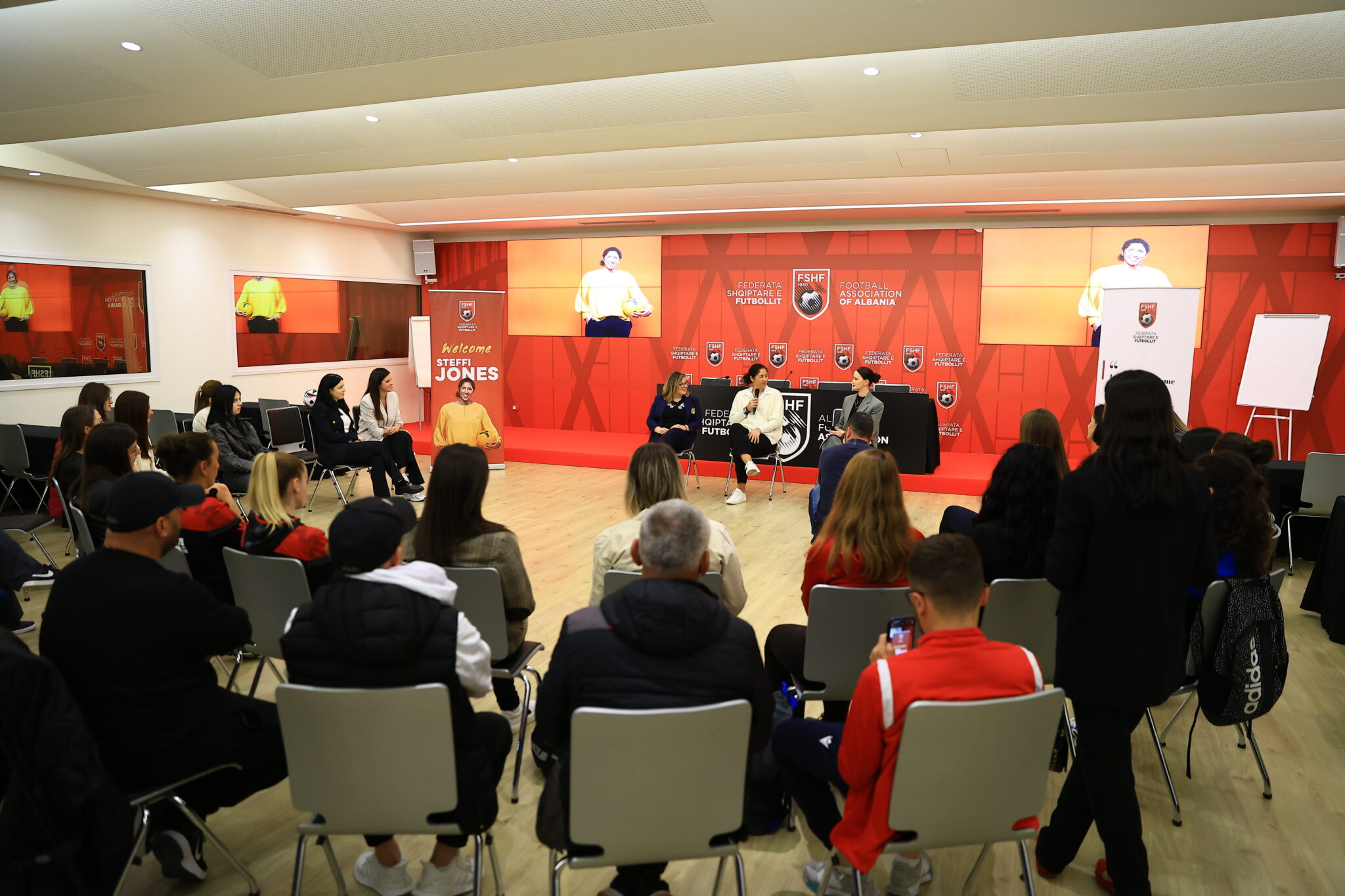 Ambadadorja e futbollit gjerman Steffi Jones në Shqipëri, takime me drejtues të FSHF, futbollistë dhe trajnerë