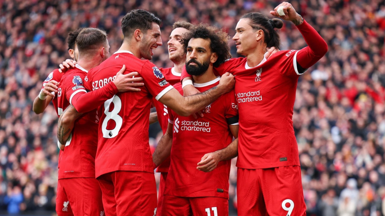 Premier është “e kuqe”, Liverpool përfiton nga përballja e “titanëve”, djemtë e Klopp marrin kryesimin e kampionatit