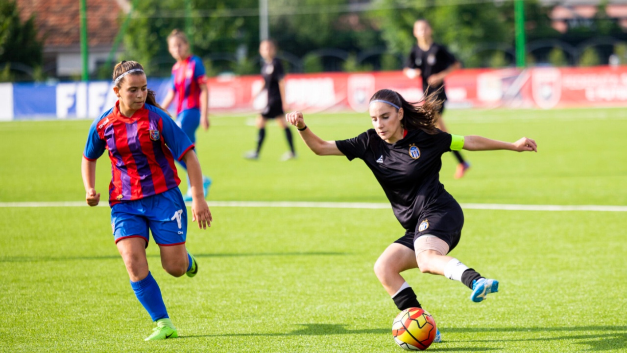 Kampionati i vajzave U-17/ Shpallen skuadrat fituese të grupeve A e B, përcaktohen çiftet e fazës “play-off”