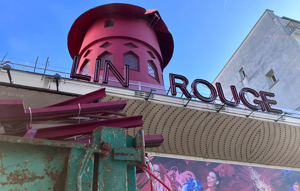 Shemben krahët e ndërtesës ikonike “Moulin Rouge” në Paris