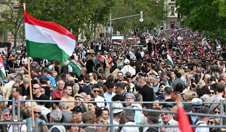“Orban, jep dorëheqjen!”/ Dhjetëra mijëra njerëz protestojnë në Budapest kundër kryeministrit