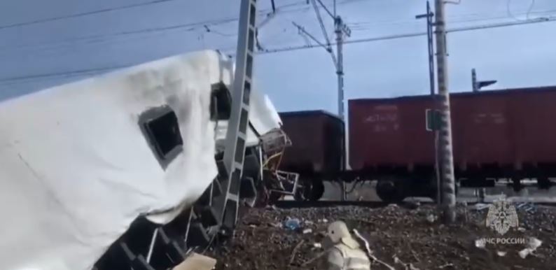 Autobusi përplaset me trenin në Rusi, tetë persona humbin jetën