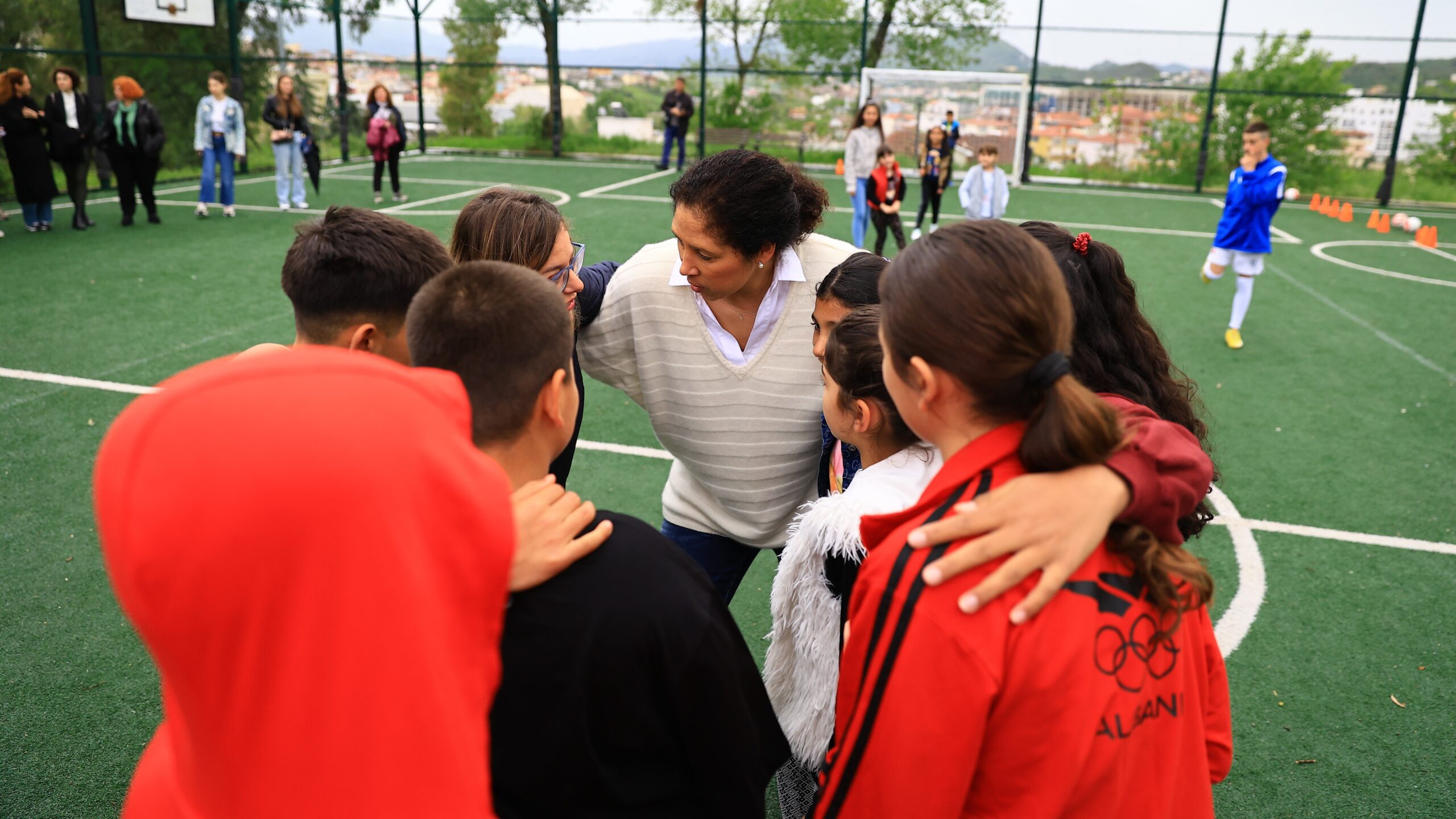 Aktivitet me fëmijët në fshatin SOS, ambasadorja e futbollit gjerman Steffi Jones mbyll vizitën në Shqipëri