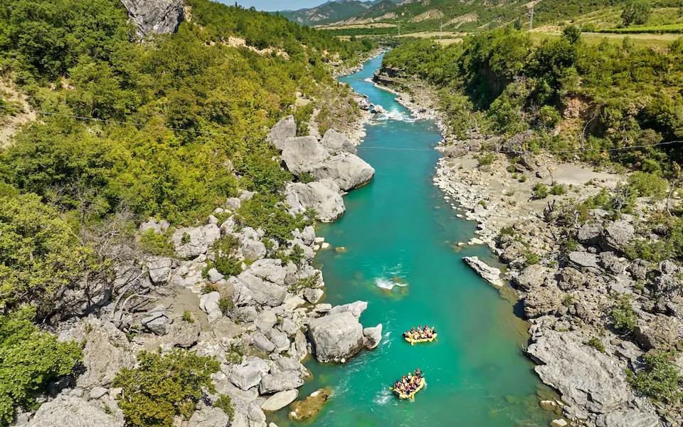 “The Telegraph”: Pushimet më të mira në Shqipëri, ndërthurje e historisë me relaksin