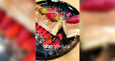 “Role pandispanje me luleshtrydhe”, receta gatimi nga zonja Florenca