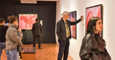 “Udhëtarët e kotësisë”, piktori Helidon Haliti hap në Shkodër ekspozitën më të madhe të tij