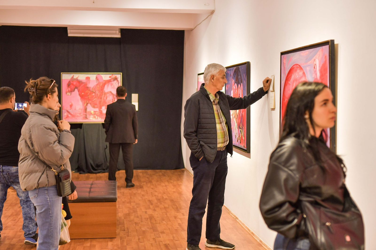 “Udhëtarët e kotësisë”, piktori Helidon Haliti hap në Shkodër ekspozitën më të madhe të tij