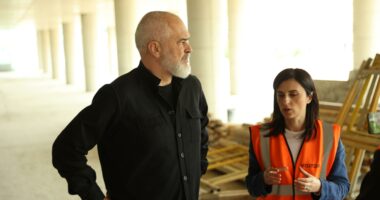 Parkim publik me energji diellore në Durrës, Rama ndjek nga afër punimet. Sako: Mbi 400 vende kapacitet