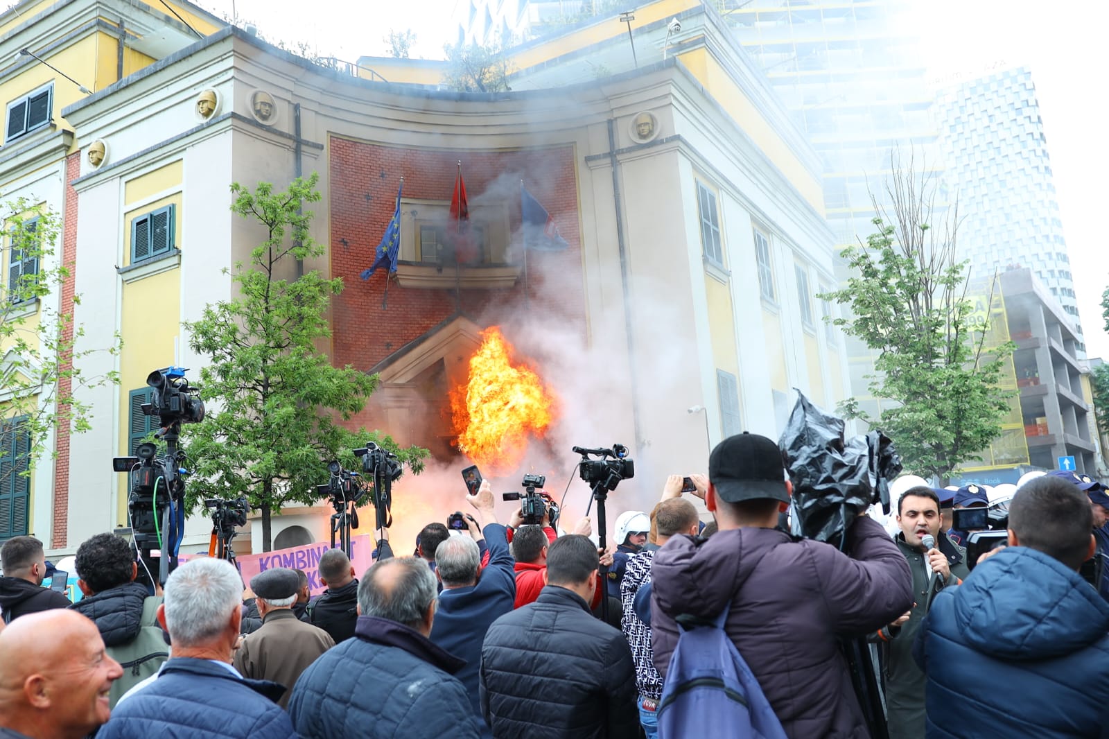 Ambasada amerikane: Dënojmë aktet e dhunës gjatë protestës pranë Bashkisë së Tiranës