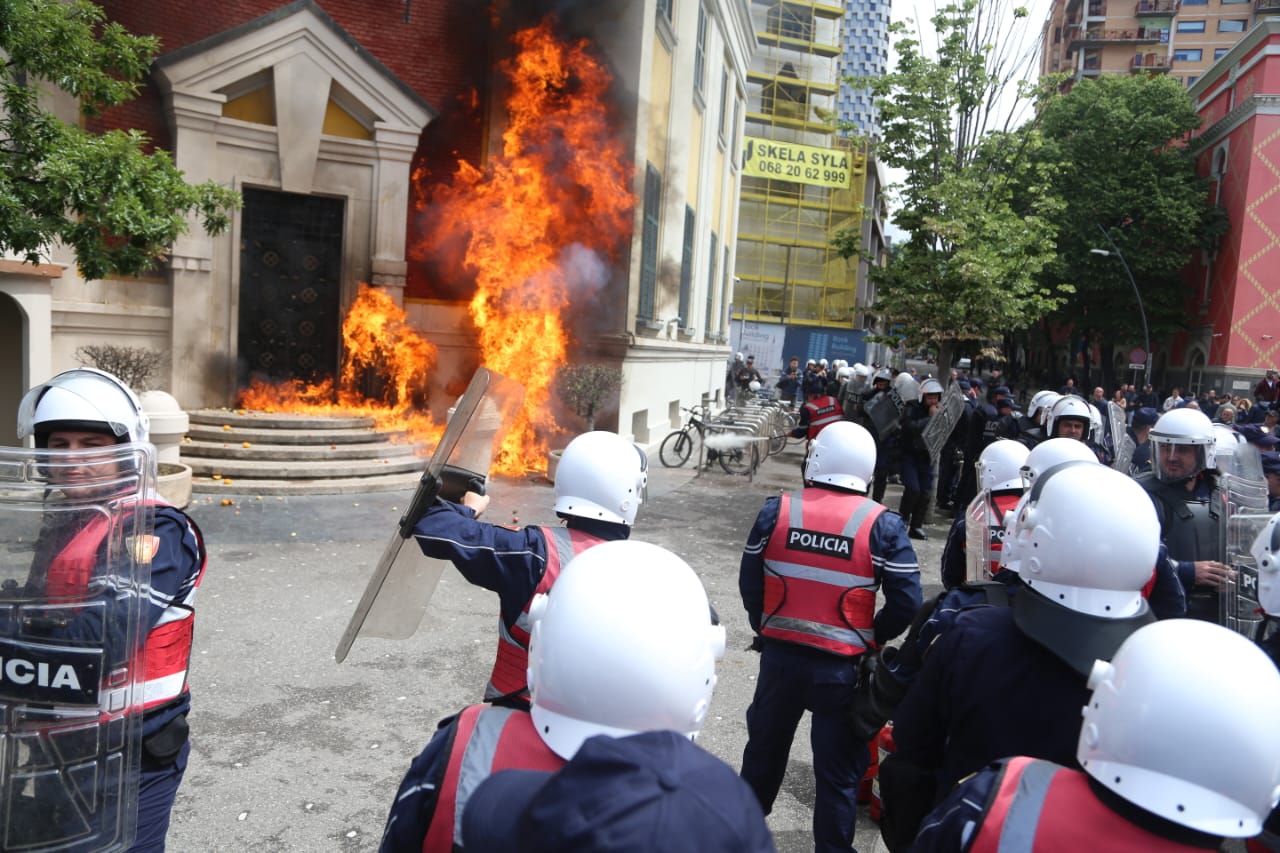 Protesta e dhunshme para bashkisë, arrestohet 31 vjeçari, procedohet një tjetër