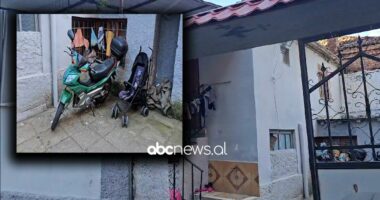 Aksident në Korçë/ Motorri i parkuar zë poshtë 2-vjeçarin, fëmija dërgohet në gjendje të rëndë në spital