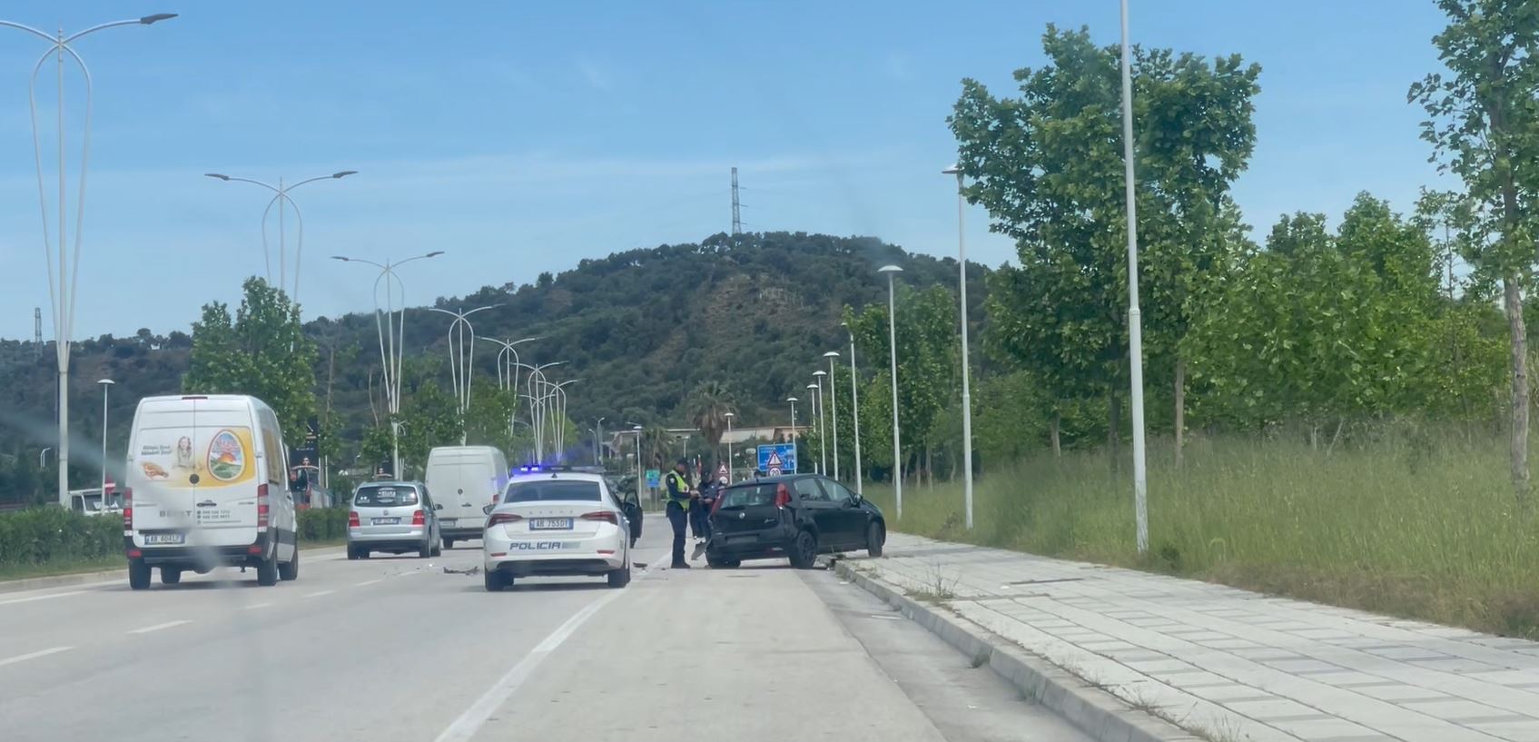 Aksident në rrugën transballkanike në Vlorë, shoferja humb kontrollin dhe përplaset me një mjet të parkuar