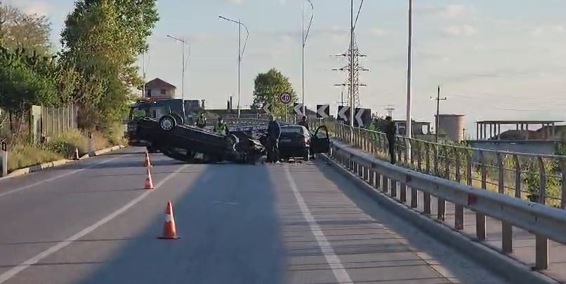 VIDEO/ Përplasen dy automjete në Pogradec, një viktimë