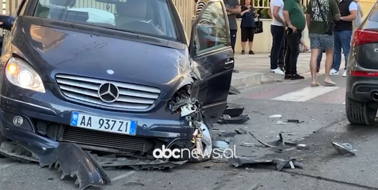 VIDEO/ Përplasen tre automjete në Shëngjin, dy të lënduar