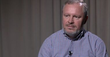 “Plot ndjenja të dhimbshme”, regjisori flet për filmin dedikuar vëllait të ndjerë, skulptorit Arben Bajo: Doja ta lija pas vdekjes