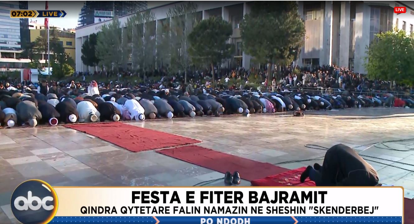 Festa e Fiter Bajramit, mijëra besimtarë falin namazin në sheshin “Skënderbej”