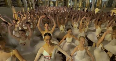 VIDEO/ Më shumë se 350 balerina thyen rekordin në kërcimin në majë të gishtave