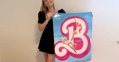 Ndihmë për fëmijët në luftë, dalin në ankand posteri i filmit “Barbie” dhe skenari “Love Actually”