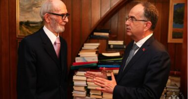 Presidenti Begaj vizitë në shtëpinë e akademikut Rexhep Qosja