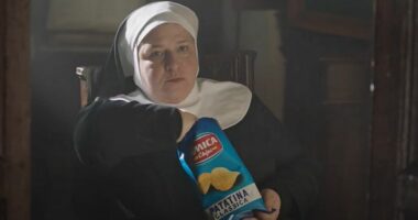 VIDEO/ Reklama ku një murgeshë ha patatina revolton besimtarët