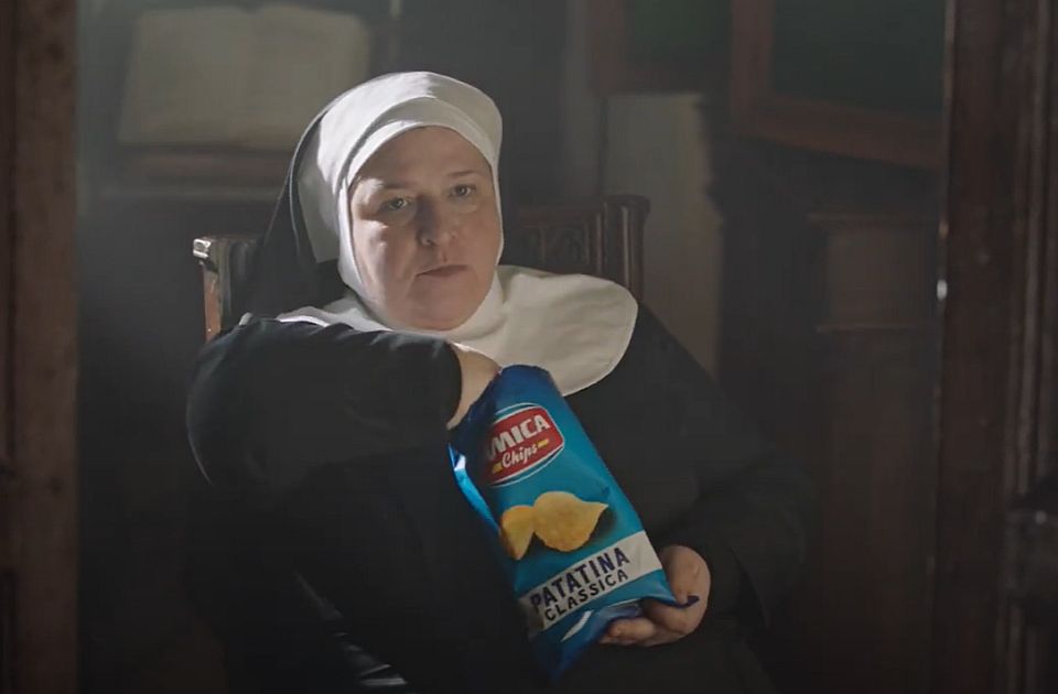 VIDEO/ Reklama ku një murgeshë ha patatina revolton besimtarët