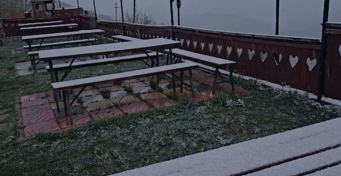 VIDEO/ Temperatura të ulëta në vend, nisin reshjet e borës në Dardhë