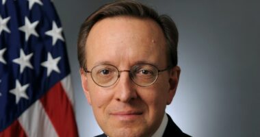 Komisioni i Senatit miraton kandidaturën e ambasadorit të ri amerikan në Shqipëri, David J. Kostelancik