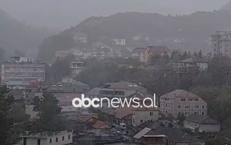VIDEO/ Dëbora zbardh Peshkopinë, qarkullimi i automjeteve pa probleme në baypass-in e Murrizit