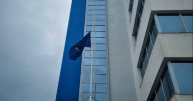 Ditë zie për gratë dhe vajzat e vrara/ Zyra e BE-së në Kosovë ul flamurin në gjysmështizë