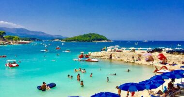 “Mrekullitë e bregdetit shqiptar”, media italiane: Eksploroni destinacionet më të mira të pushimeve