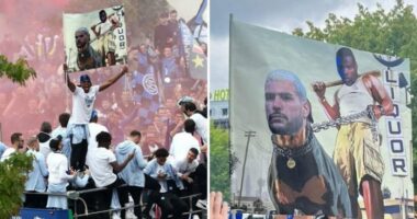 Parada e festës së Scudetto në rrugët e Milanos, lojtari i Interit tallet me Theo Hernandez