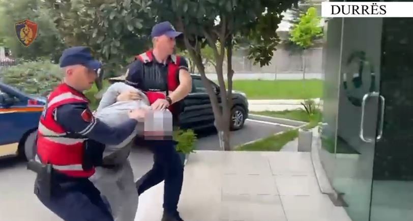 VIDEO/ Tentoi të rrëmbejë vëllezërit Beqiraj, policia jep detaje nga arrestimi i krahut të djathtë të “Rrumit” të Shijakut