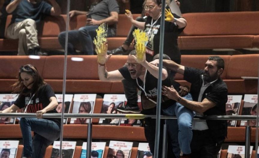 Familjet e pengjeve izraelite protestojnë në parlamentin e Izraelit