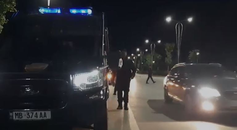 Policia aksion ‘blic’ në Vlorë, shtohen kontrollet për personat që lëvizin me armë