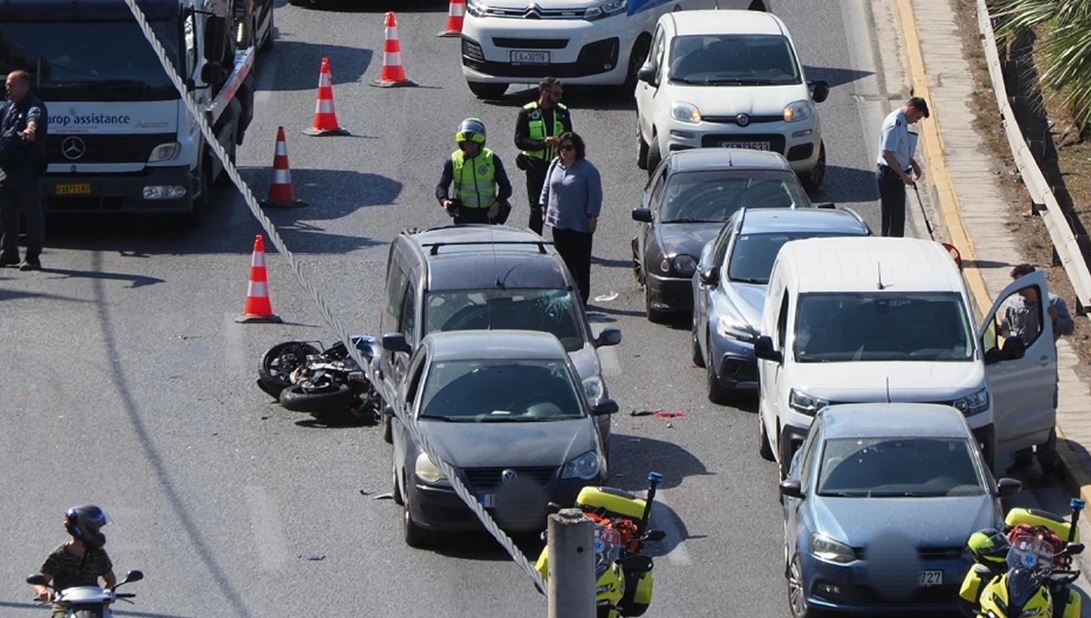 Përplasen nëntë automjete në Greqi, plagosen tre persona