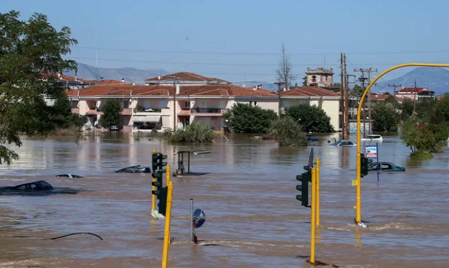 Rrezik për përmbytje në disa zona në Greqi, paralajmërojnë meteorologët: Stuhi dhe erëra të forta në ditët në vijim